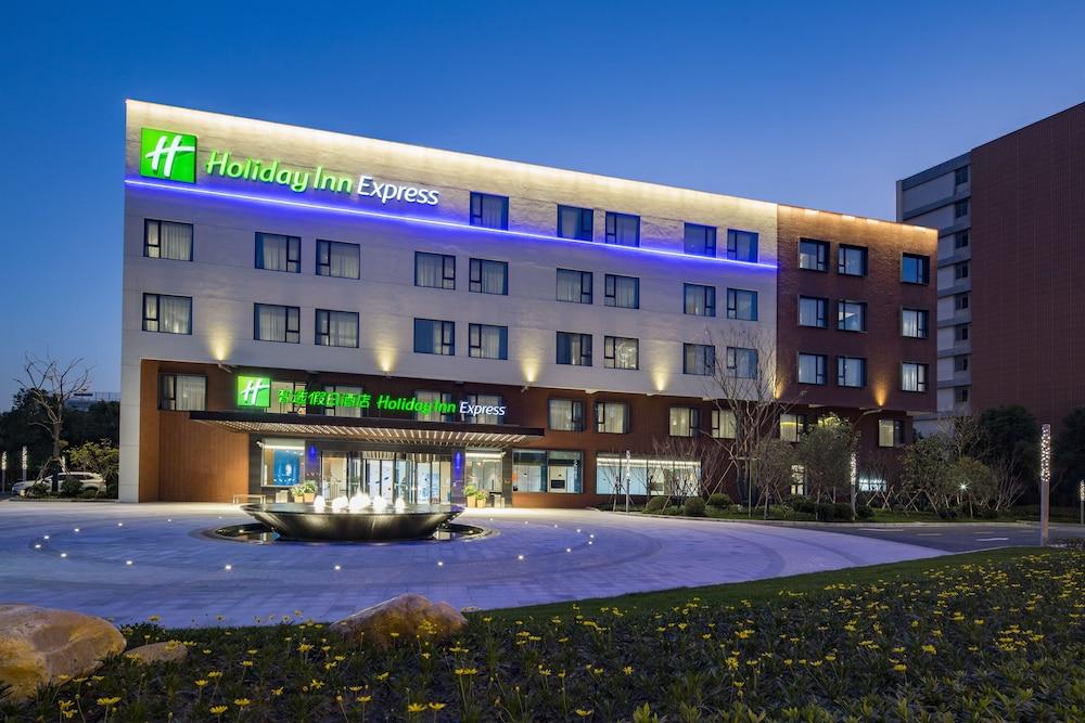 Holiday Inn Express Shanghai Kangqiao by IHG Exterior
