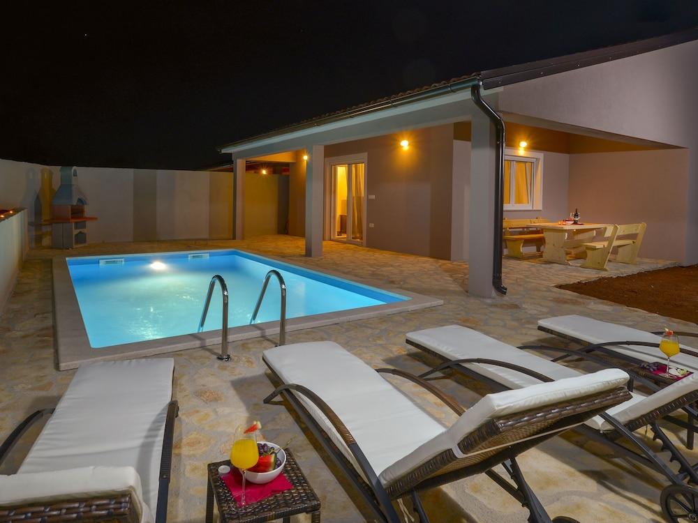 Cozy Holiday Home in Šorici With Pool