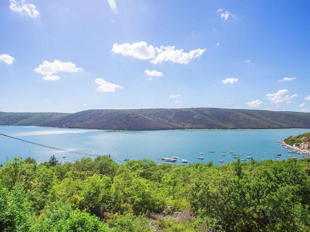 سوروندد باي بيوتيفول ميديتيرانيان فيجيتيشن آند ذا كريستال كلير سي المنطقة الخارجية