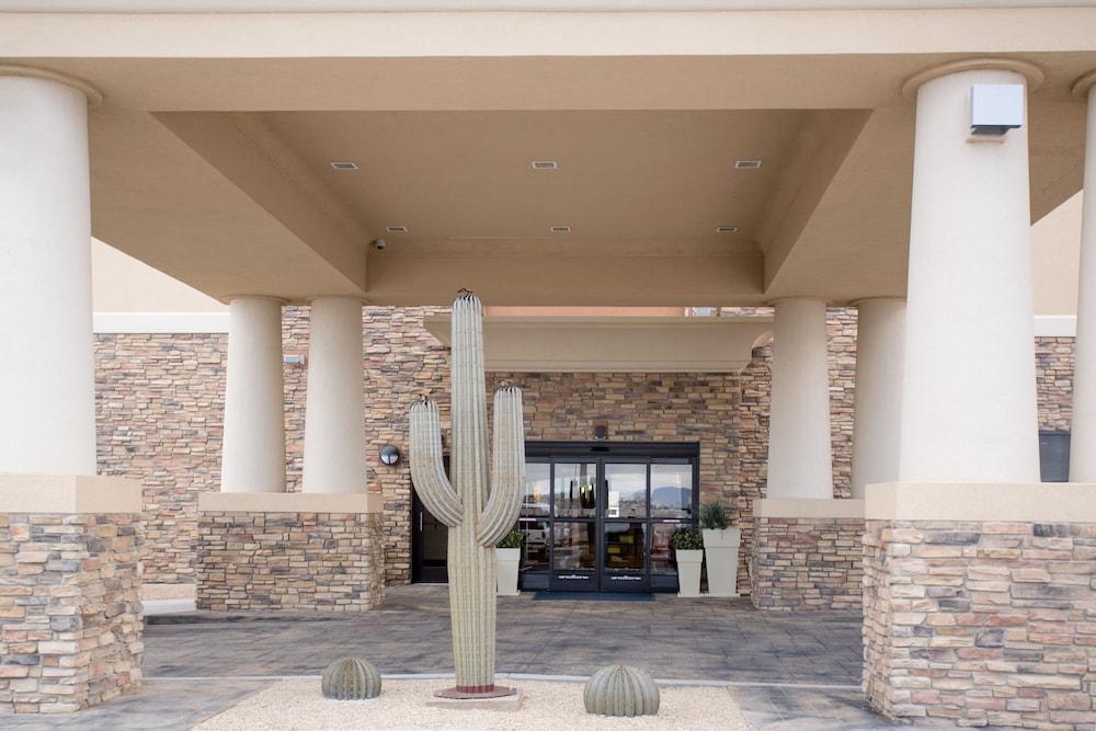 هوليداي إن إكسبرس هوتل آند سويتس تروث أور كونسيكنسز باي آيتش جي المنطقة الخارجية