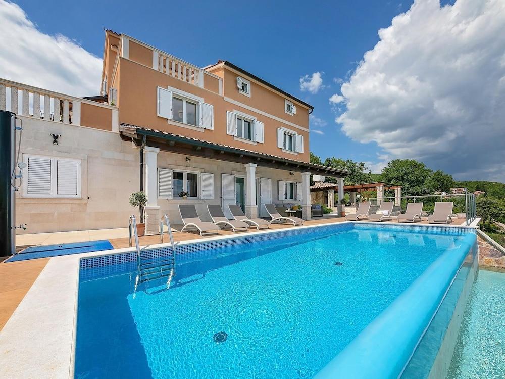 Modern Villa With Infinity Pool in Brsec