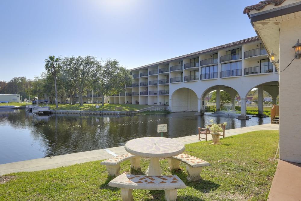 The Vue Lake Tarpon Property Grounds