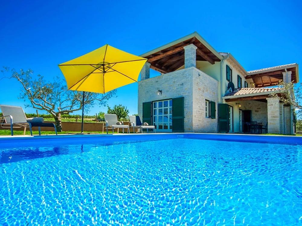Picturesque Villa With Swimming Pool in Kaštelir-labinci