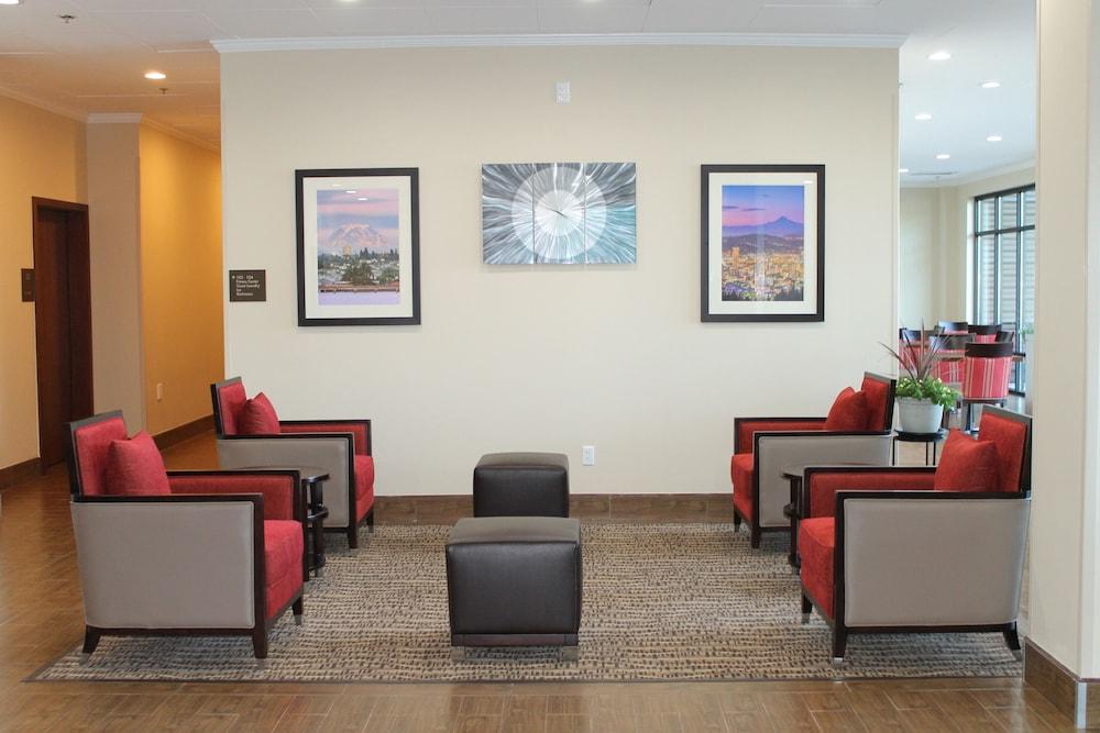 كومفرت إن آند سويتس ليك وود باي اي بٕ ٕ منطقة الجلوس في الردهة