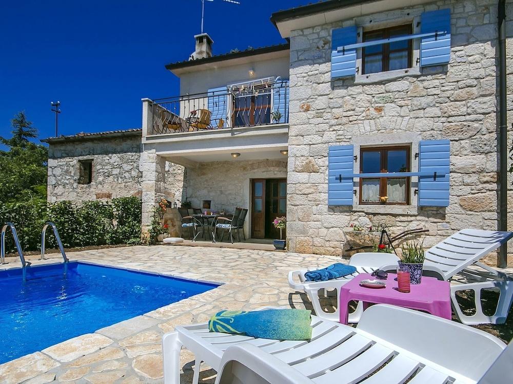 Cozy Cottage With Private Swimming Pool, Near the Beach and Porec Featured Image