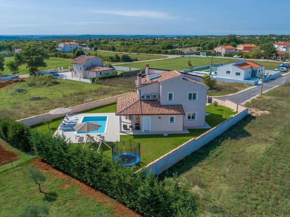Stylish Villa With Pool and Fenced Garden,ideal for Relaxing Family Holidays Exterior