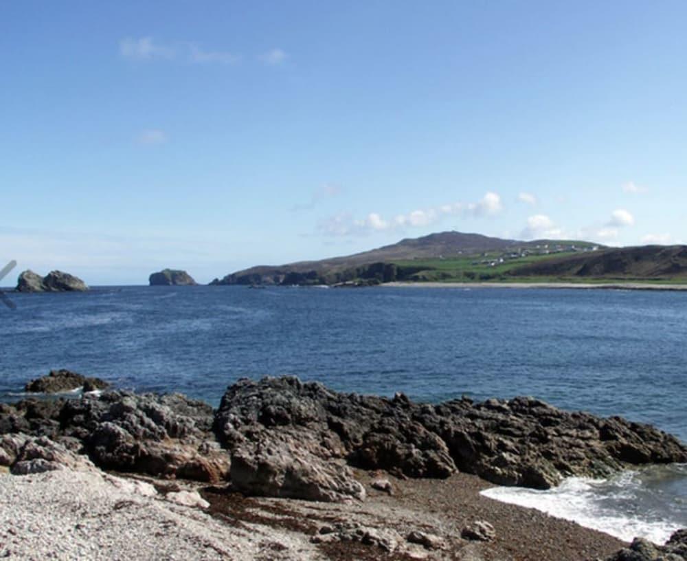 3 بد هاوس إن كلونماني ويذ بانوراميك هيلسايد سا الشاطئ