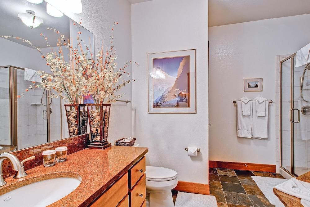 بلاك كانيون إن يونيت ٕف  ديلاكس حمام