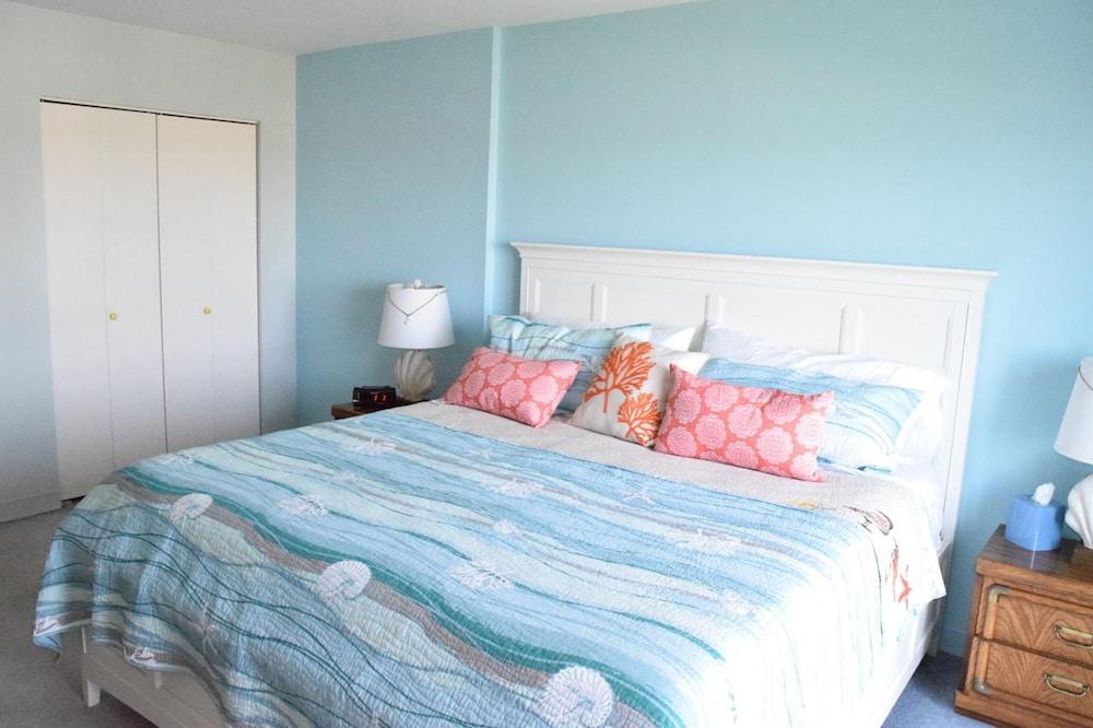 Henlopen Unit 409 by Long & Foster Room