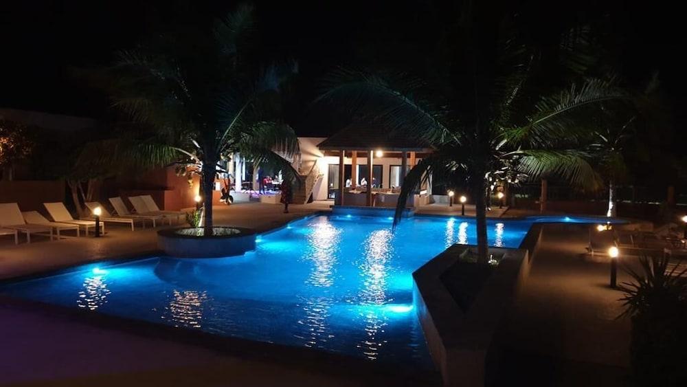 Phenix Somone Outdoor Pool