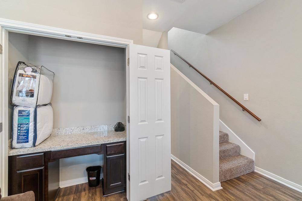 Experience a First Class Stay - 2 BDRM Room