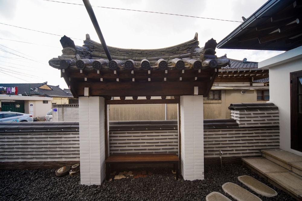 Naganjae Exterior