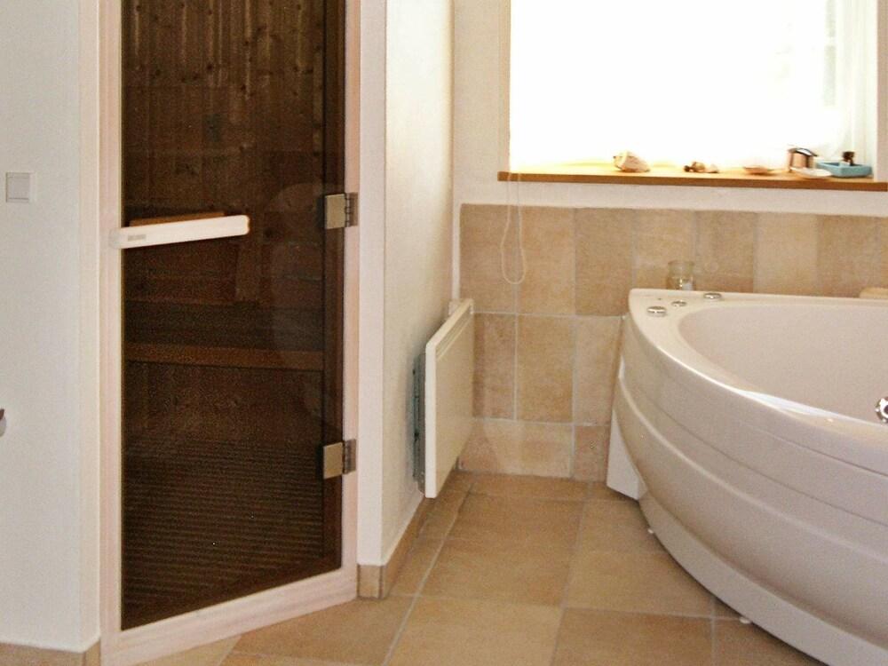 لاكوريوس هوليداي هوم إن سبوتروب ويذ هوت توب ساونا