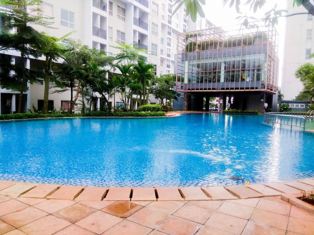 Cozy with City View Studio at Scientia Apartment Exterior