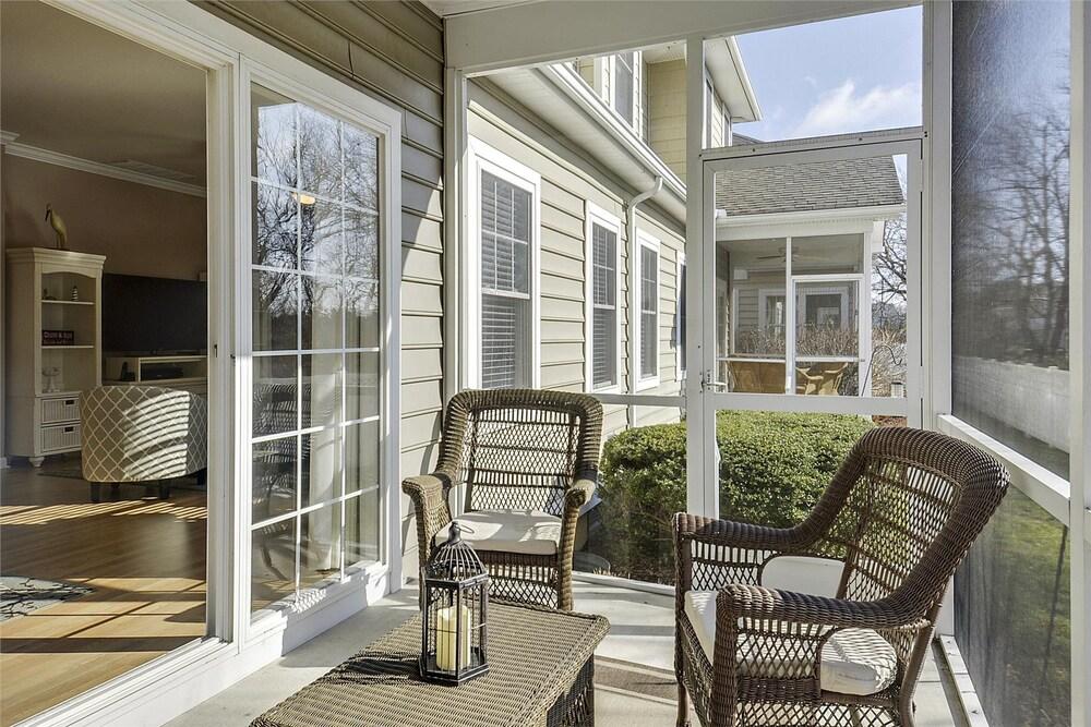 أويستر باي تاون هوم 37506 كايتلين درايف يونيت 20 باي لونج آند فوستر المنطقة الخارجية