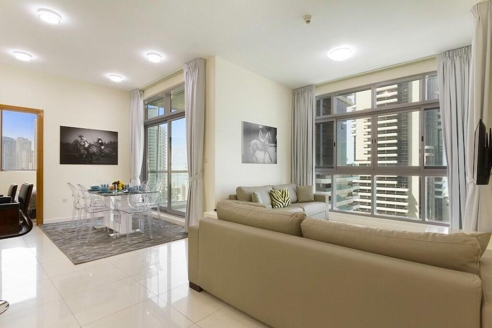 2 BR Apt Ocean Palm & Atlantis View Living Room