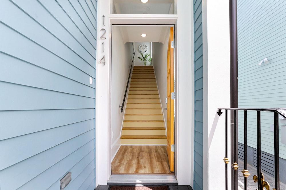 Amazing 4BR w Balcony by Hosteeva Interior Entrance