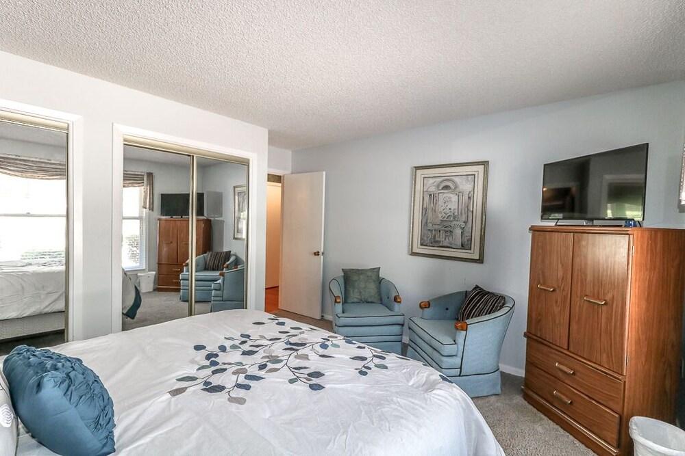 Forest View Home With Wifi and BBQ on the Deck - Unit 449 by Redawning Room
