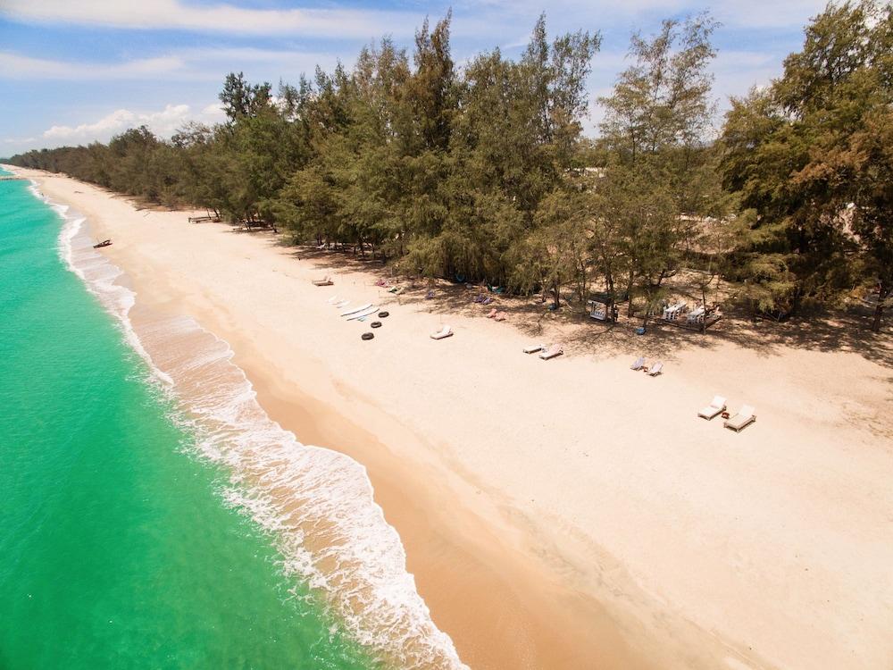 مومسا بيتش ريزورت آند ريستورانت المنطقة الخارجية