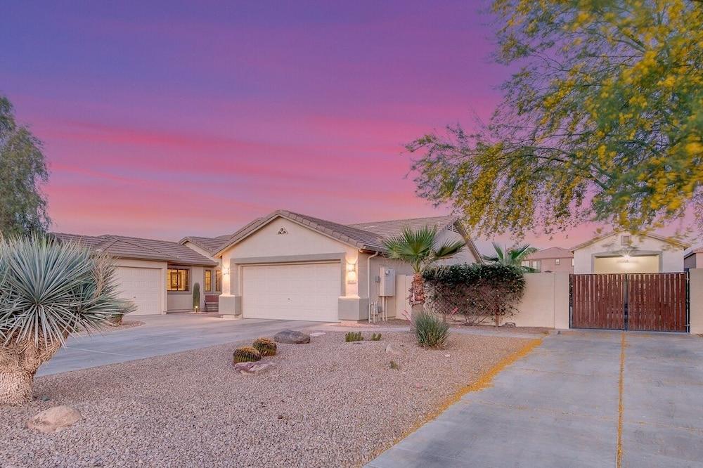 Oasis in The Desert! 5 Bedrooms, 3 Baths, Heated Resort Pool and Spa! Separate Casita! by Redawning Exterior