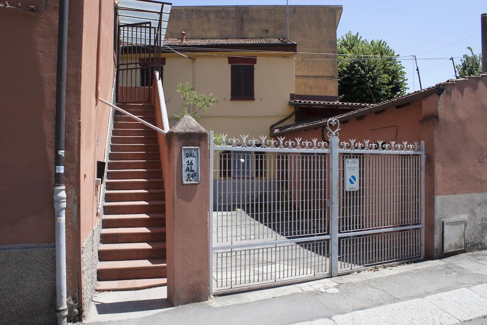 Nice Apartment in an English Style Building On the First Floor, With air Conditioning, Wifi and Sewing Exterior