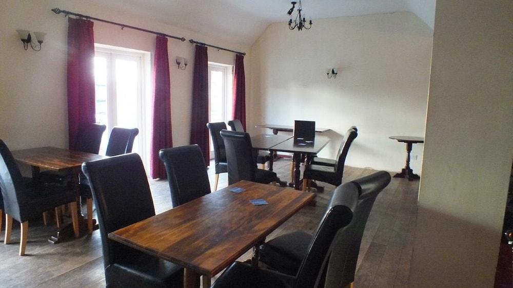 OYO The Watermans Arms Hersham Lobby Lounge