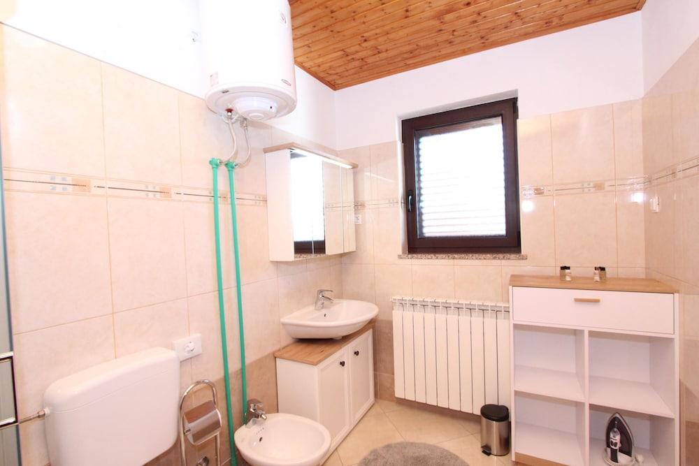 Apartment Dado Bathroom