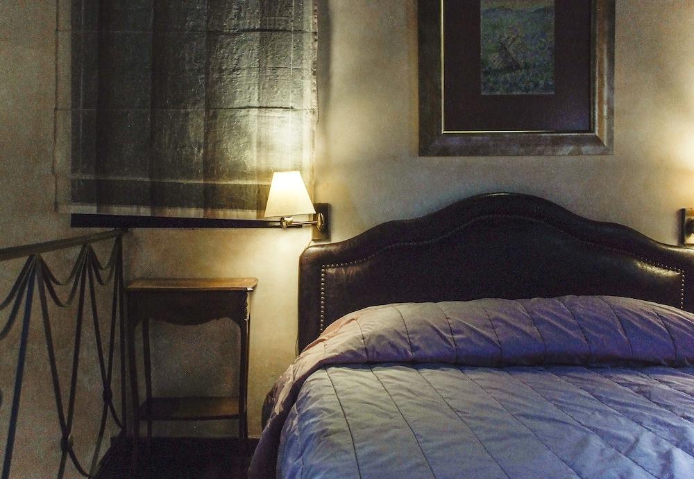 أوسترا مينالون لاكشري سويتس غرفة