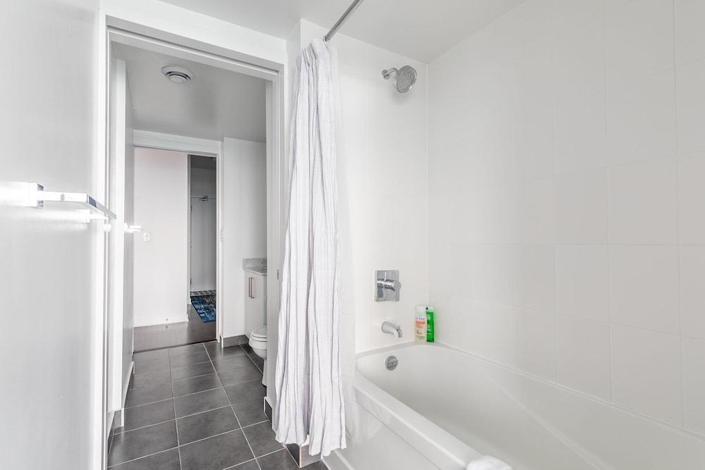 سكاي هوم ويذ ستونينج فيو أوف تورونتو آند ليك أونتاريو غرفة