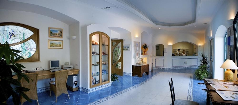 هوتل أورورا