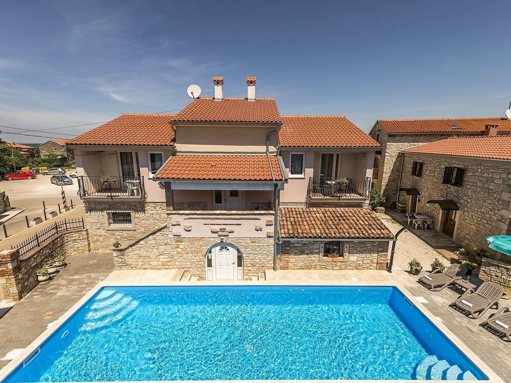 Nice Decorated- Rustic Apartment Fiorela II in Villa Valtrazza With Shared Pool Exterior
