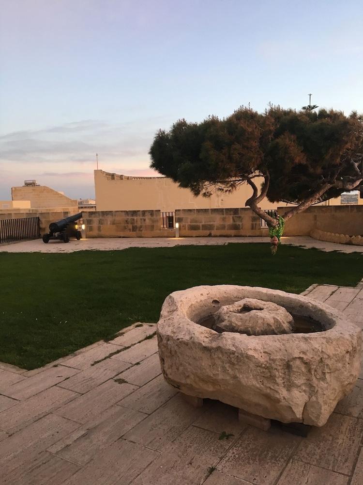 كانتري فيوز بيد آند بركفاست