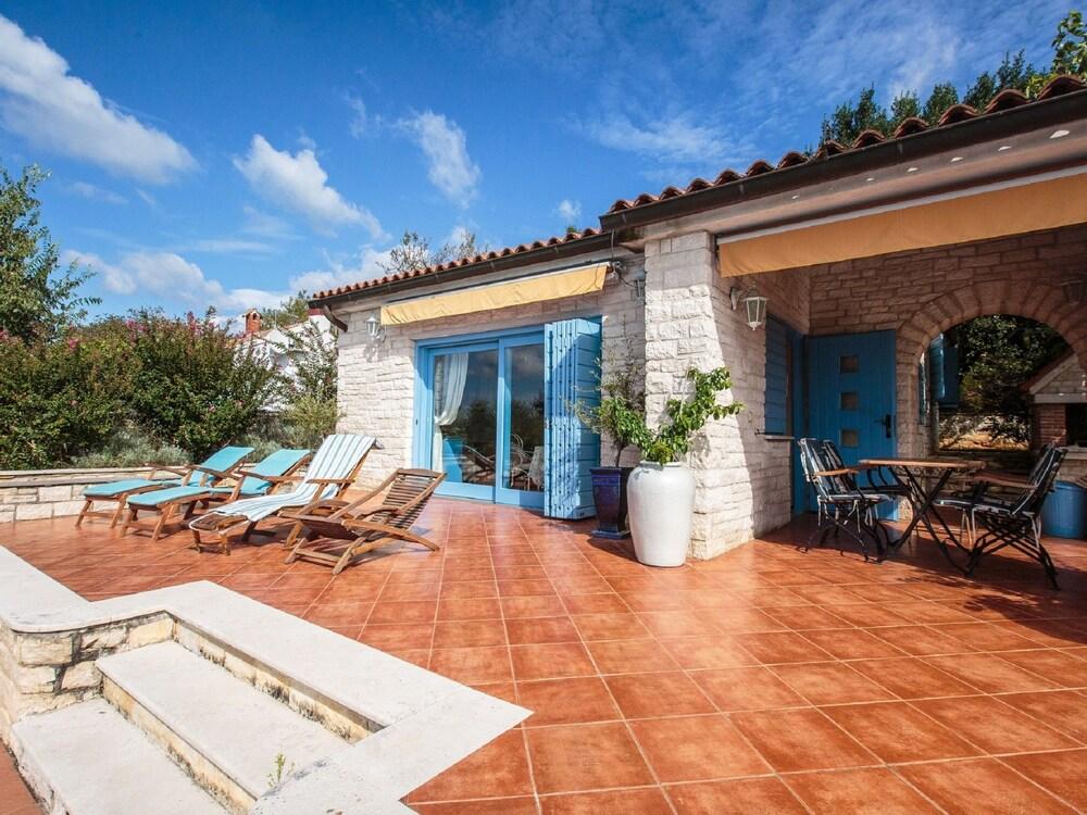 فيلا ويذ بيرفيكت سن ديك أوفرلوكينج ذا بول إن ذا هارت أوف إستريا المنطقة الخارجية