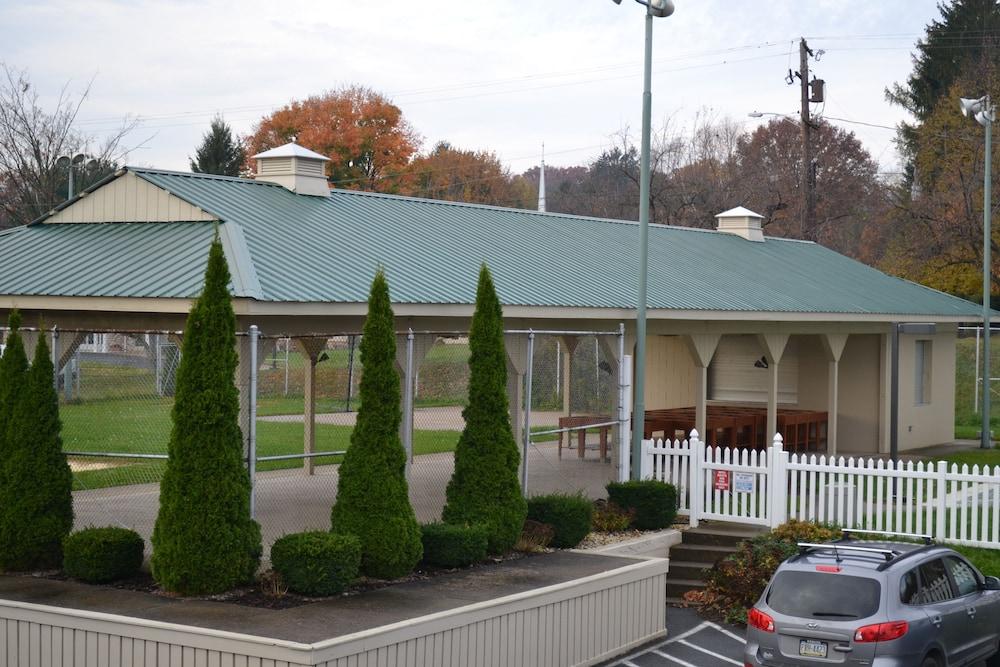 فندق ومركز مؤتمرات رمادا من ويندهام ستيت كوليدج المنطقة الخارجية