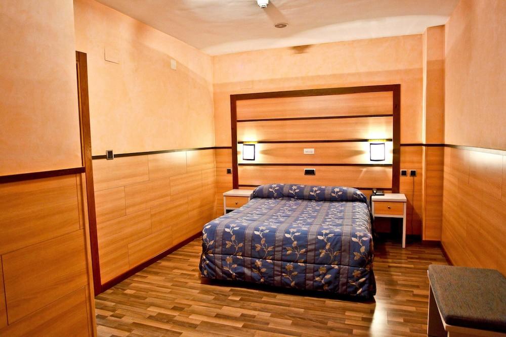 هوتل بيو تويلف جوميلا غرفة