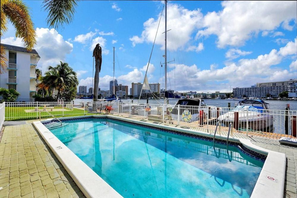 Stylish & Unique 1 BR Designer Waterview APT Waterslide