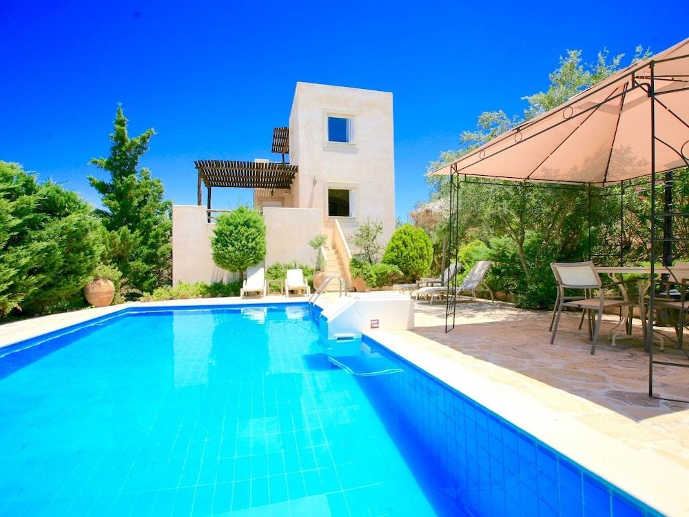 فيلا ويذ برايفت بول آند بيوتيفول سي فيو أون ليبيان ساي او وي و كواست أوف كريت