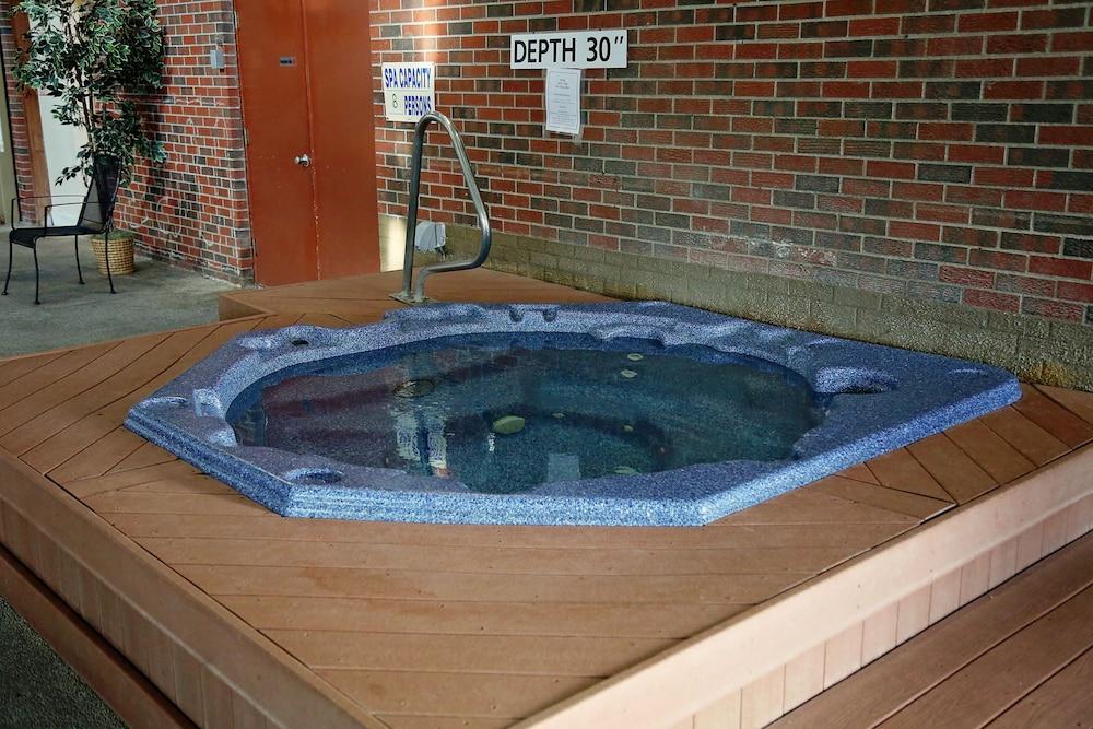Billings Hotel and Convention Center Indoor Spa Tub