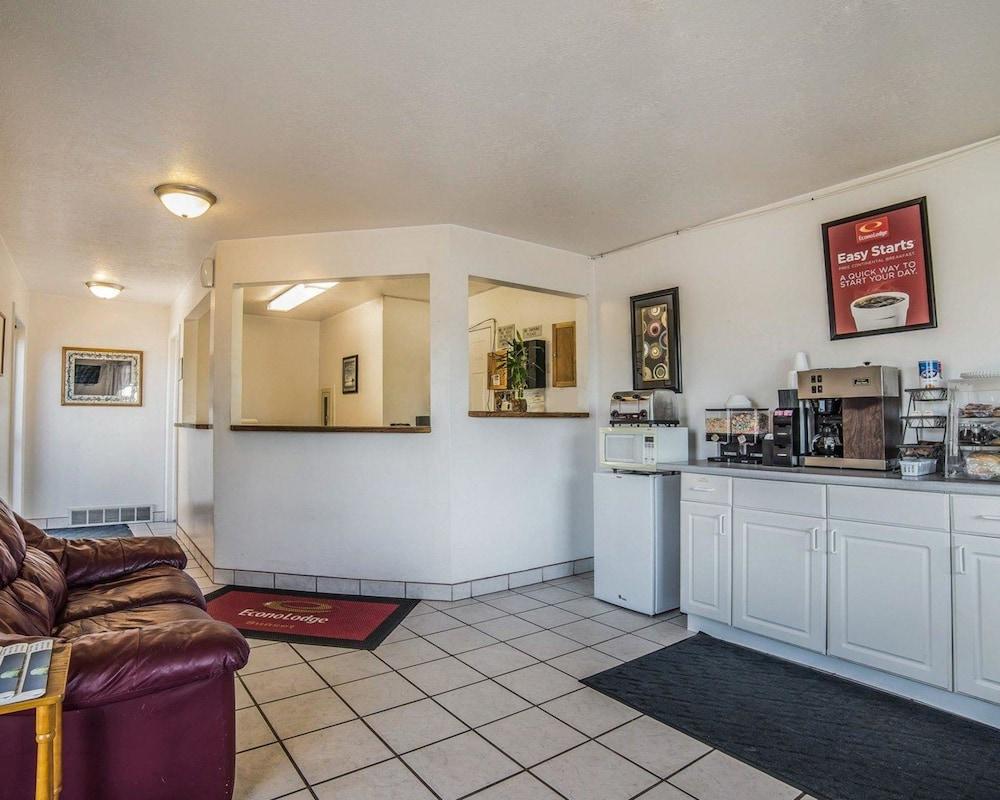 Econo Lodge Lobby