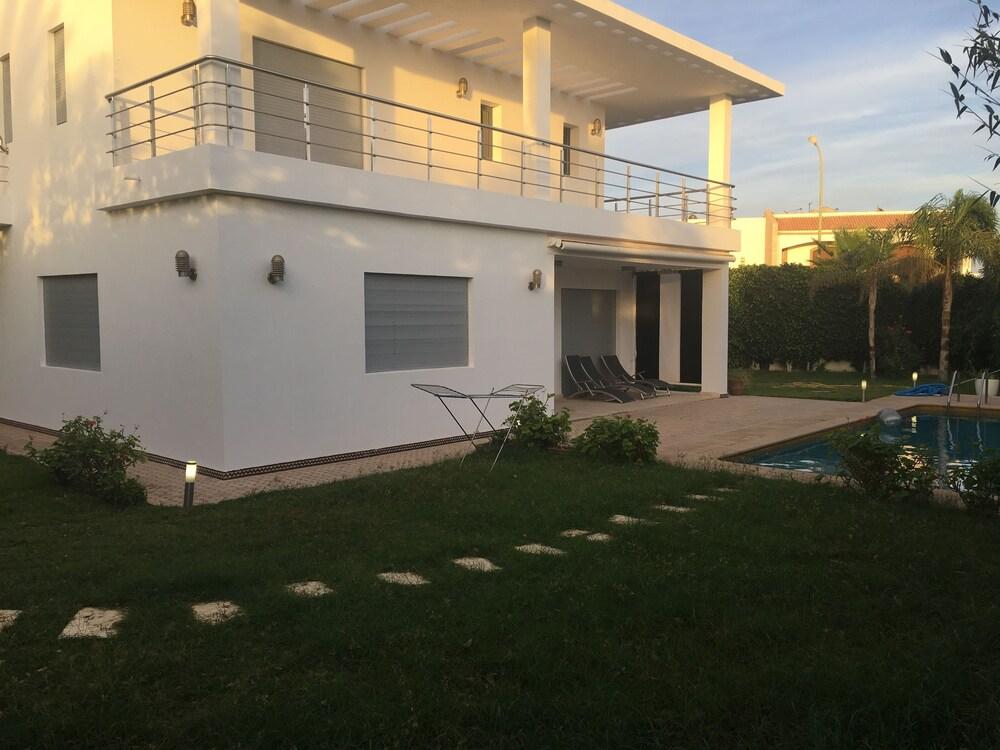Luxurious 5 Bedrooms Villa Ref HI51053