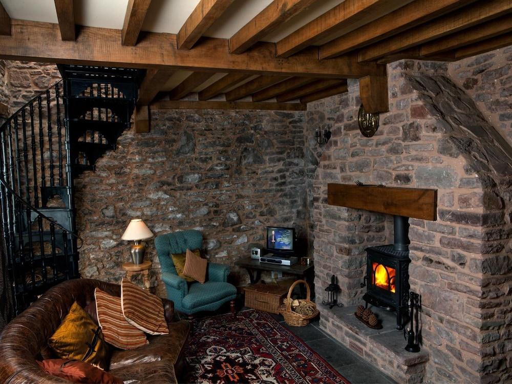 Charming and Authentic Cottage With Beautiful Views in a Quiet Location Living Room