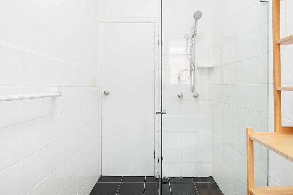 Newly Renovated Apt Close to CBD Unit 2 Bathroom