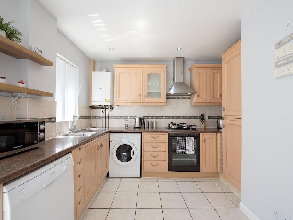 سنوج هوليداي هوم إن برينتوود نير ماونتنيسينج ويندميل مطبخ خاص