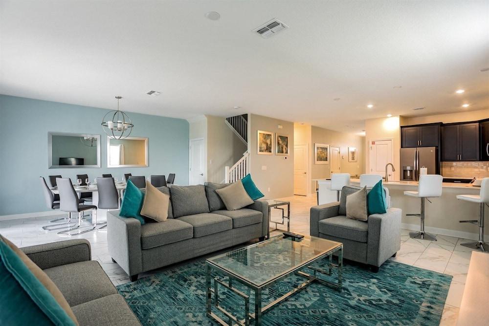 8 بد روم تشامبيونز جايت بول هوم ويذ إم ثييتر الصورة الأساسية