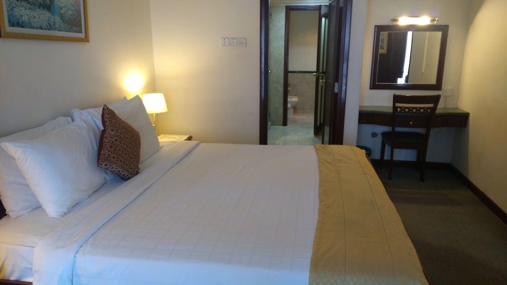 Peaceful Service Suite At Times Square Featured Image