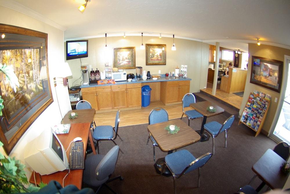 Gateway Inn Interior Entrance