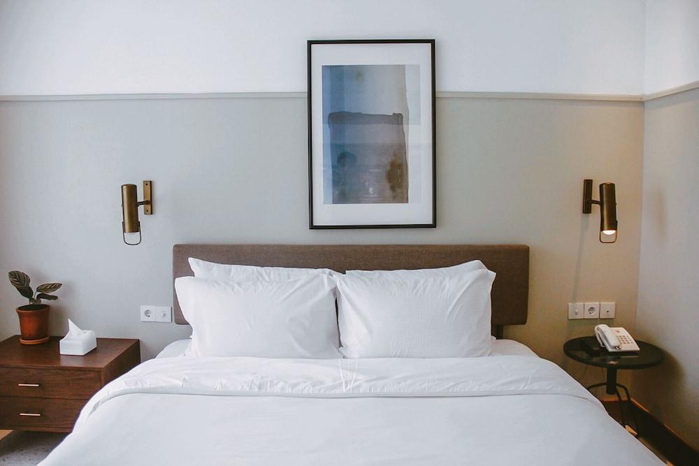 Blackbird Hotel Room