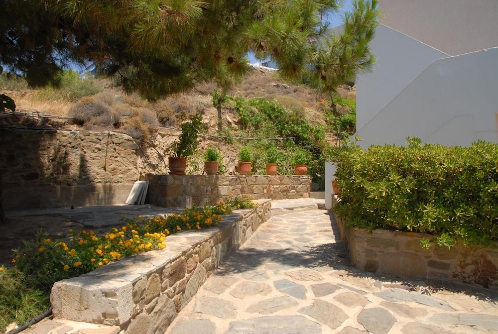 Zorbas Apartments Property Grounds