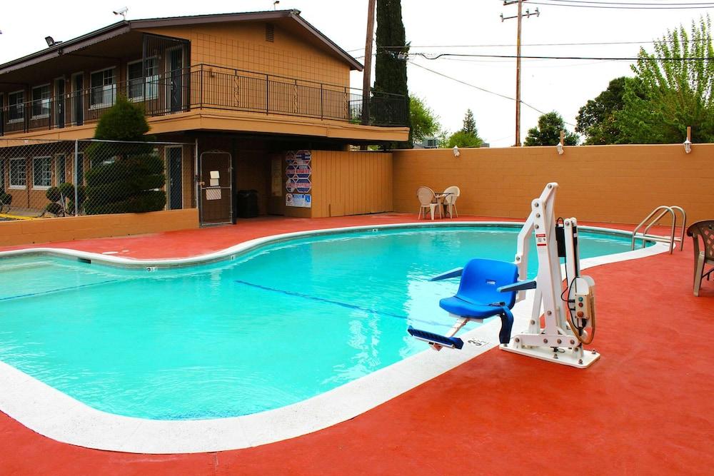 Rodeway Inn Near University-Gateway to Yosemite Waterslide