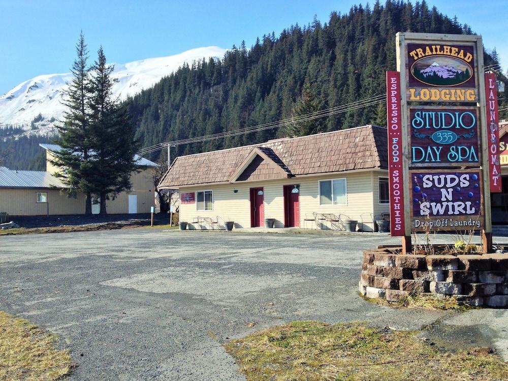 Trailhead Lodging Exterior